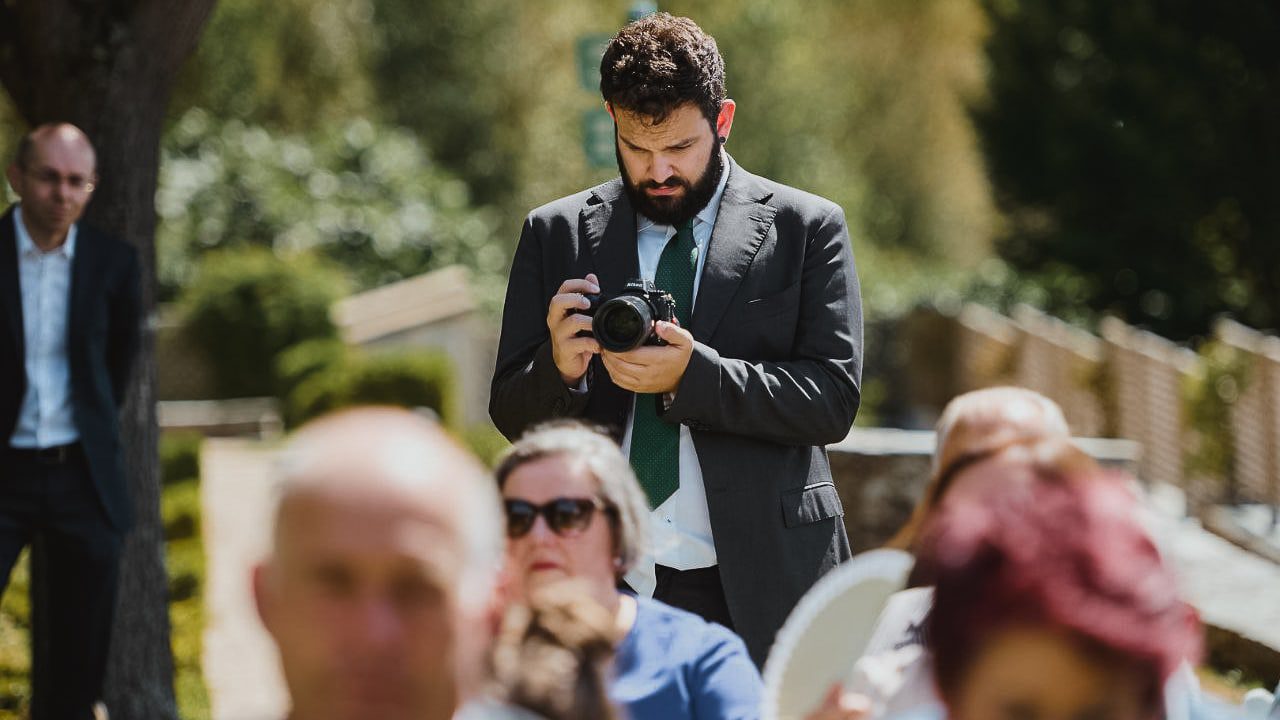 Fotógrafo con una cámara Nikon Z